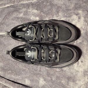 Adi2000 triple black size 11.5
